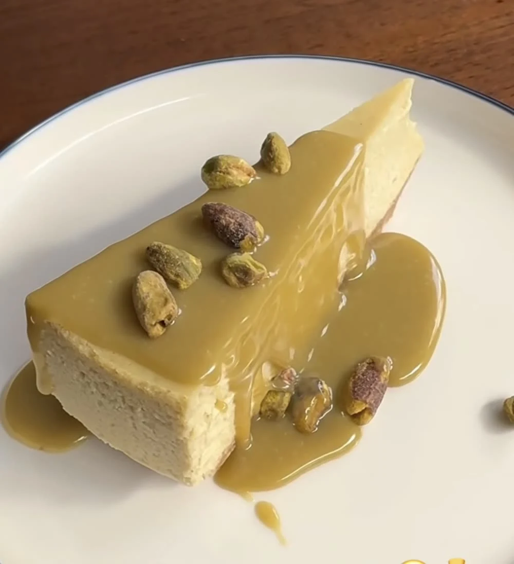 Pistachio cheesecake with pistachio sauce